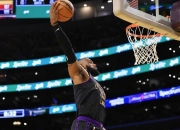 爱游戏大厅-湖人主场大胜，詹姆斯贡献全面数据