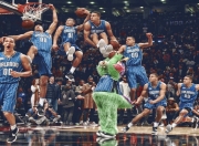 爱游戏tv-万国大都市的篮下心跳，东契奇超神一传，上海男篮险胜芝加哥公牛