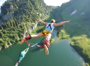 爱游戏娱乐-星火燎原，字母哥跨洋驰援，化身破局者助雷霆鏖战力克浙江队