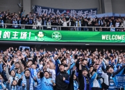 爱游戏在线-足球比赛现场人山人海，球队斗志昂扬