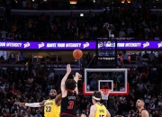 爱游戏大厅-关于雄鹿再败湖人，詹姆斯罚球绝杀胜的信息