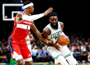 爱游戏官网-公牛胜马刺：拉文关键时刻连续得分锁定胜局