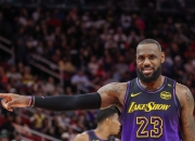 爱游戏在线-湖人后卫飙分破纪录，球队大胜火箭