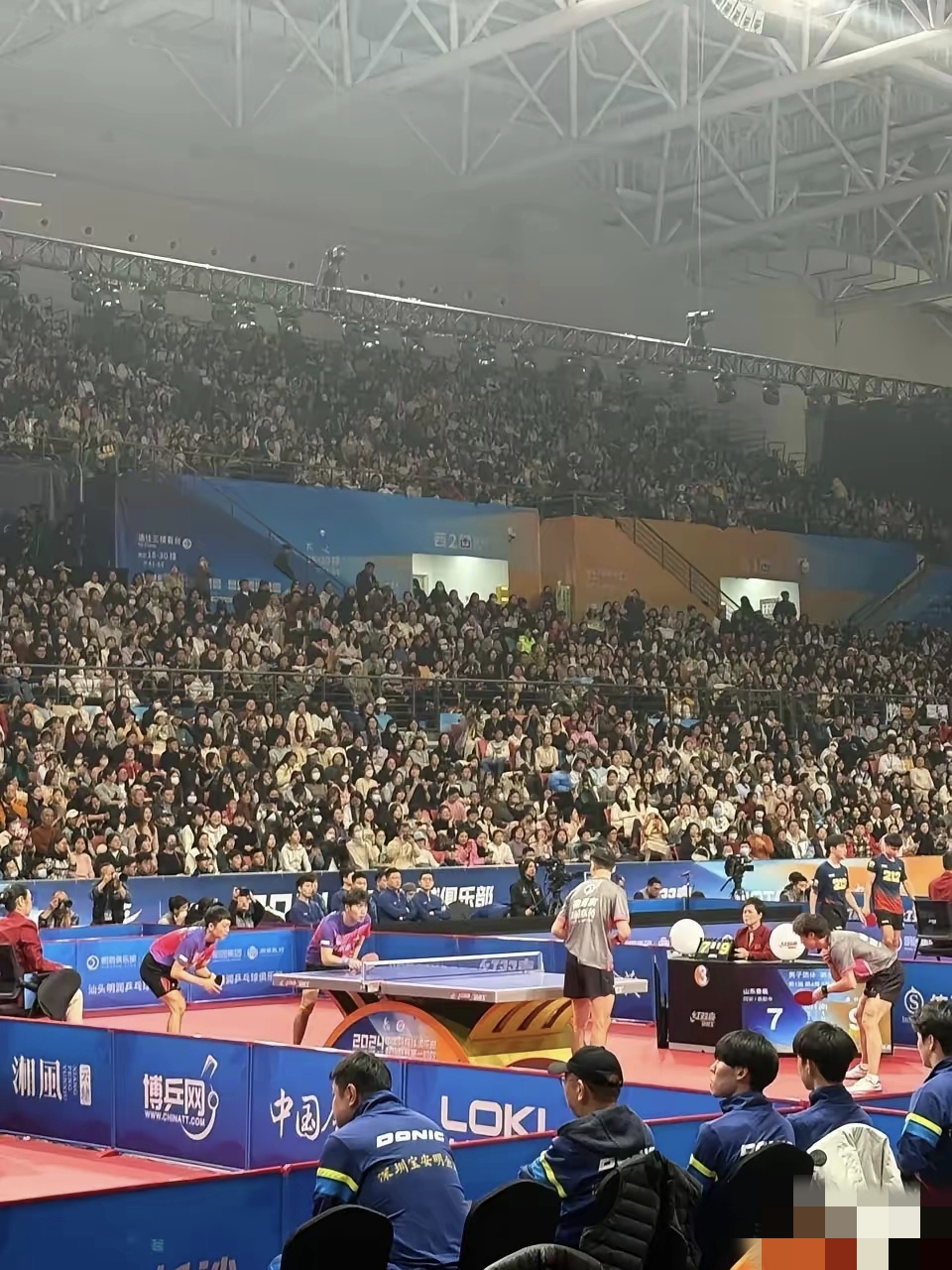 纷纷扰扰的比赛场面，赛场喧嚷无尽