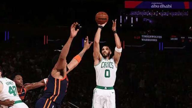 NBA季后赛激烈对战，球员们拼尽全力