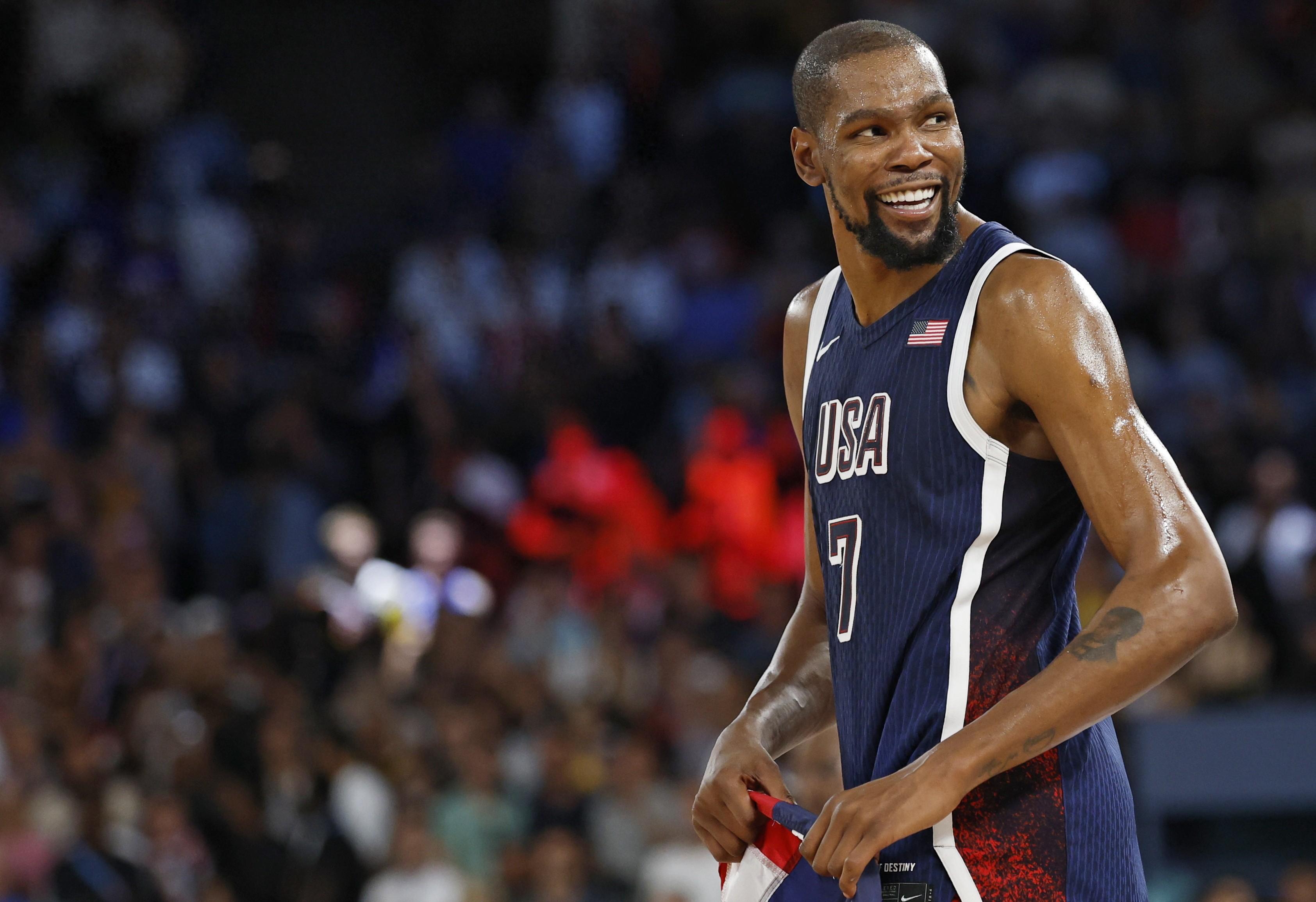 NBA球星技术精湛，比赛节奏紧张紧凑