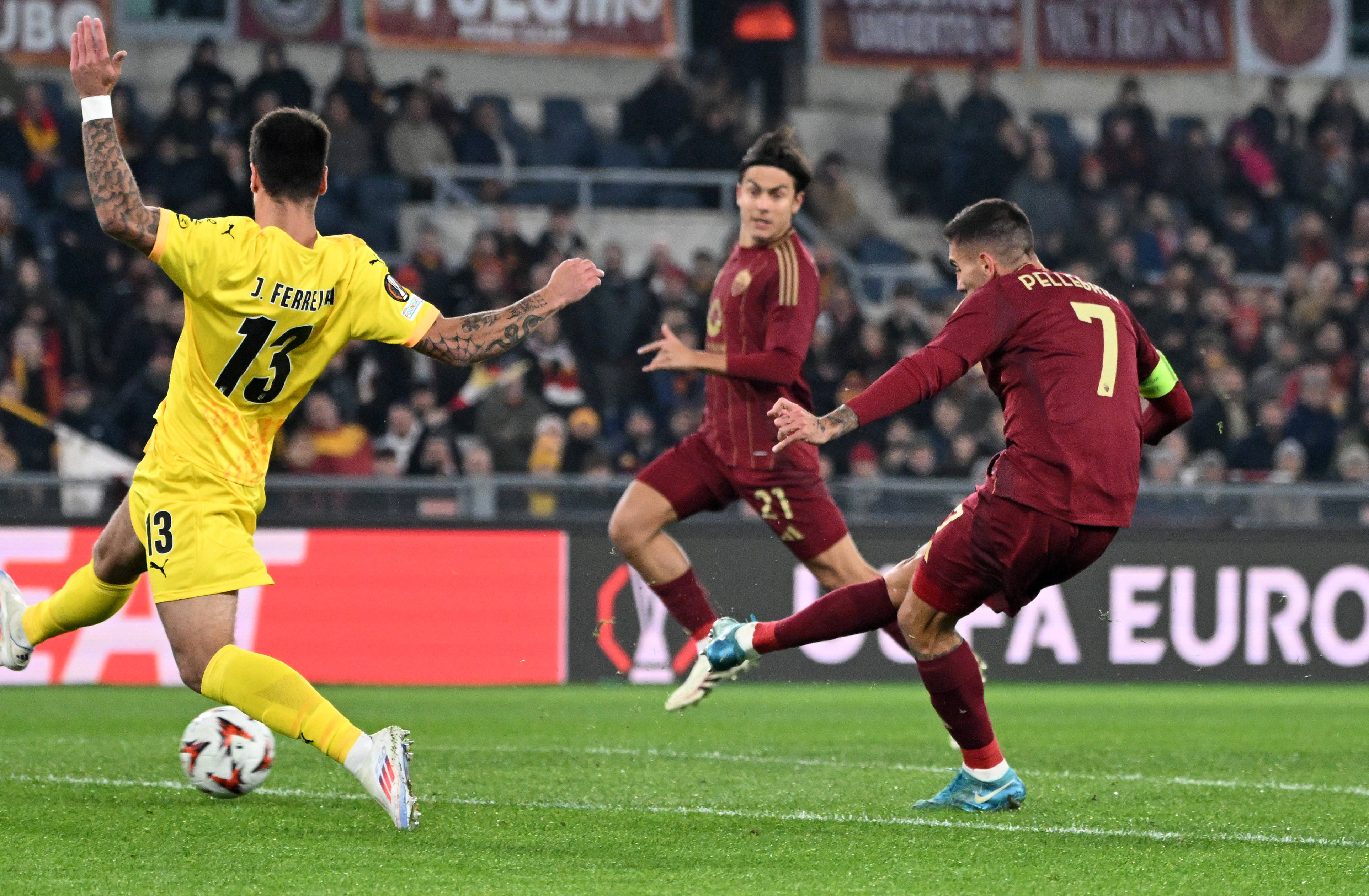 足球赛事激烈对决，球场上高潮迭起