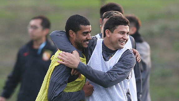 包含轻松取胜，球队三球大胜对手实现完美战绩的词条