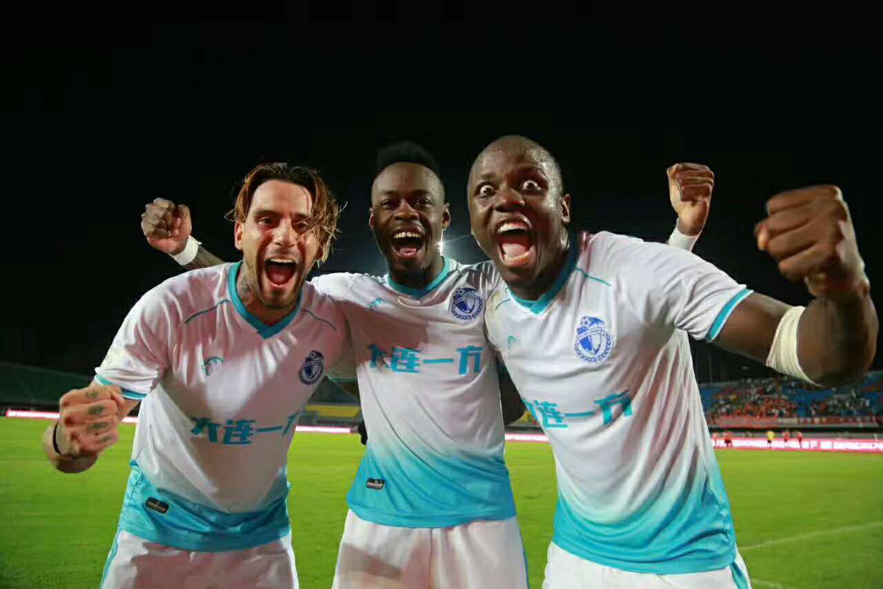 关于重庆斯威坐镇主场战胜大连一方，获得胜利的信息