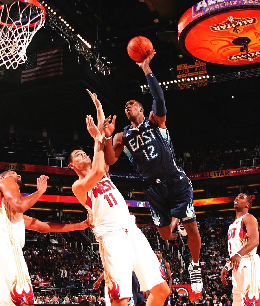 老鹰签下德怀特-霍华德，加强内线实力