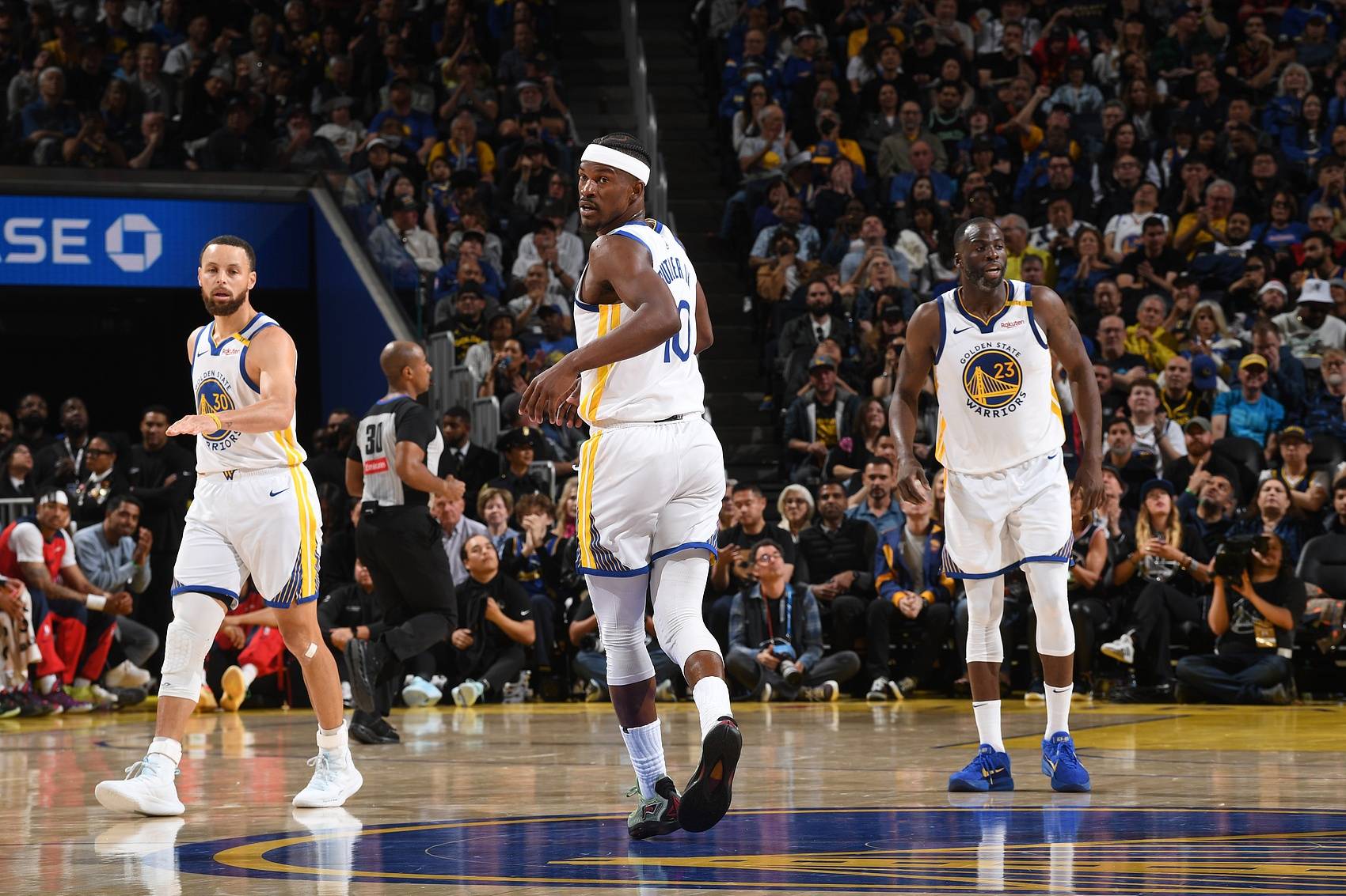 勇士队实力出众三连胜，领先湖人队跻身西部前列的简单介绍