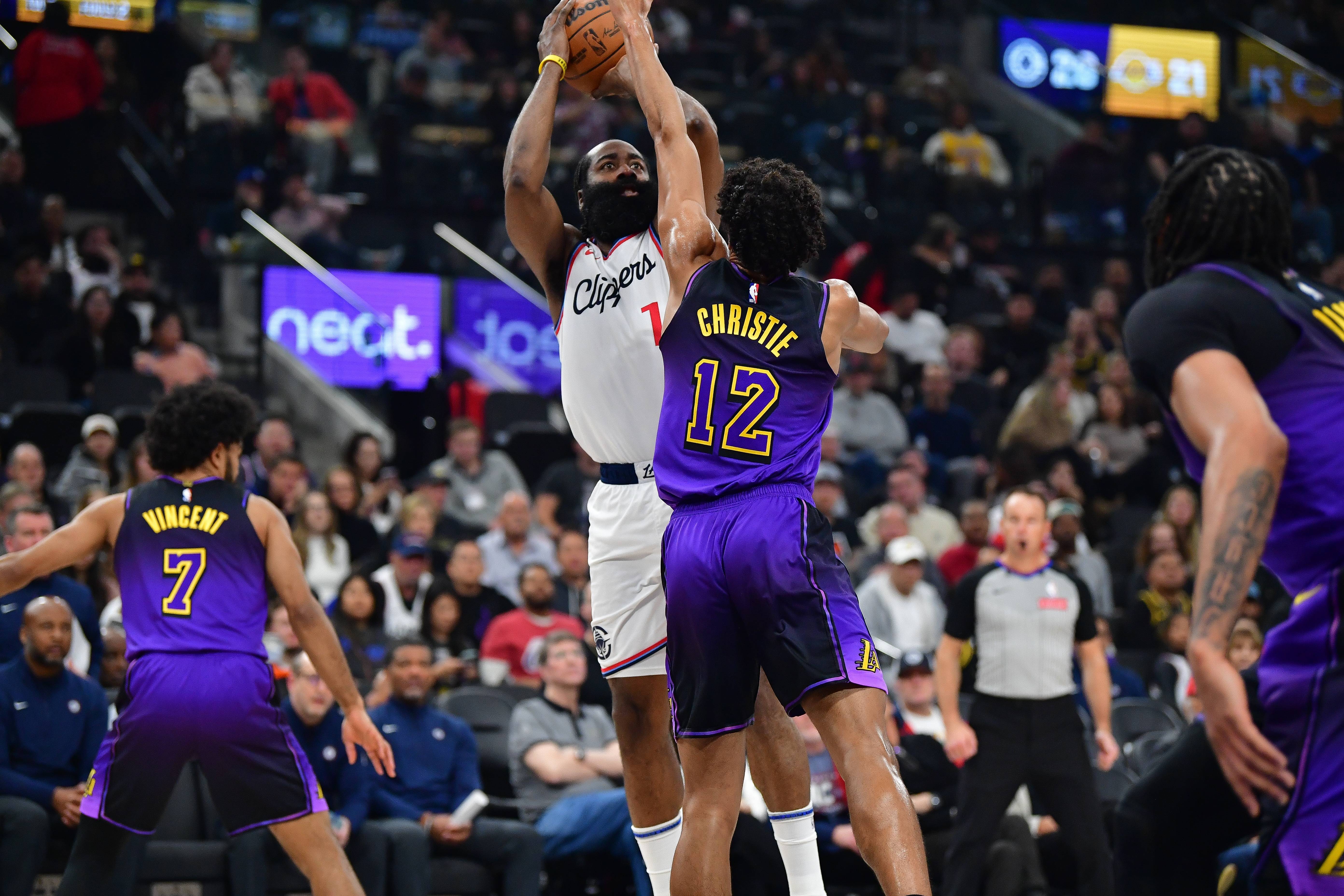 快船队与湖人队的比赛成为焦点