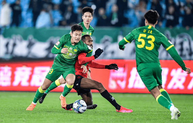 精彩表现助球队轻取胜利，晋级半决赛之路