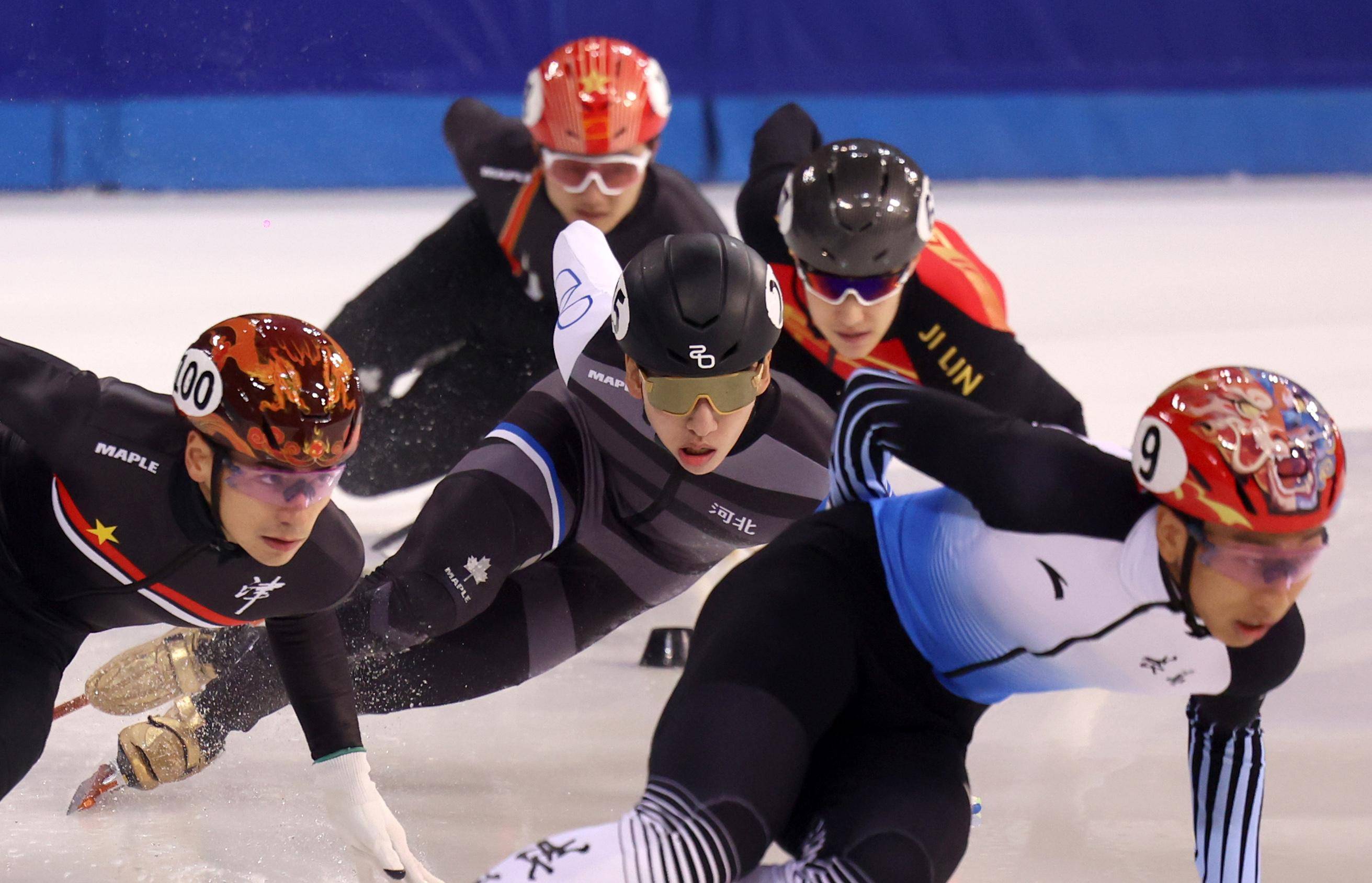 土耳其选手勇夺冠军，男子短道速滑英姿飒爽