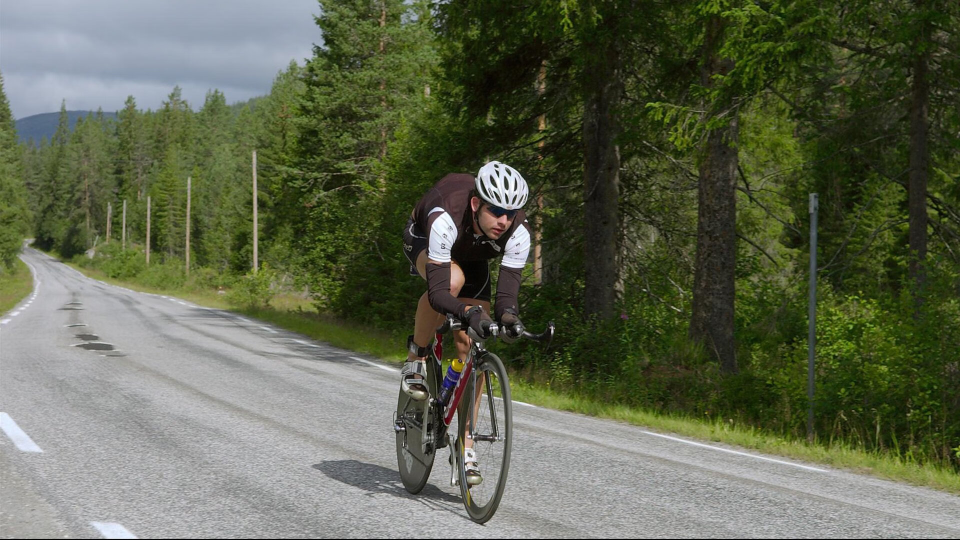 绿茵指挥家，穆勒一役写就大师课，里昂防线在莱比锡的鬼魅乐章中崩解