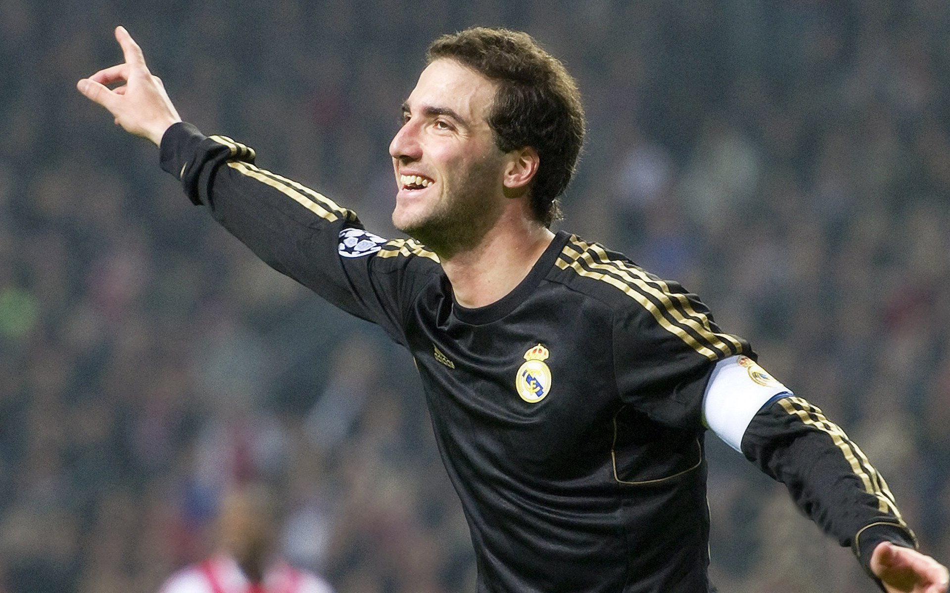 唯一性的双重奏，南非足球速胜与恩佐F1街道赛的传奇接管