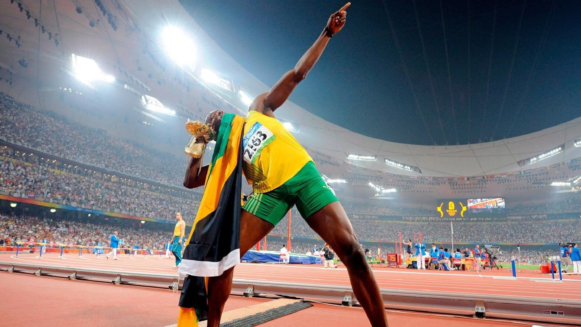 极速弯道与窒息攻防,当F1的金属风暴,撞上篮球的血肉长城